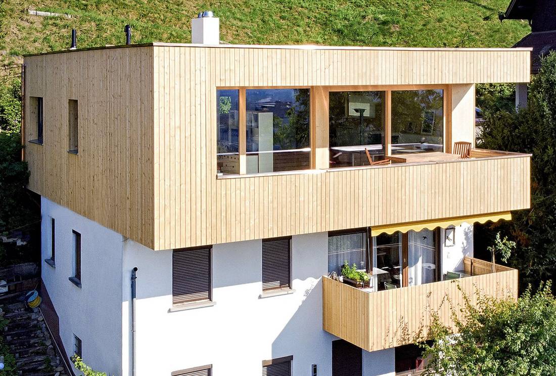 Modernes Haus das mit Holz aufgestockt wurde