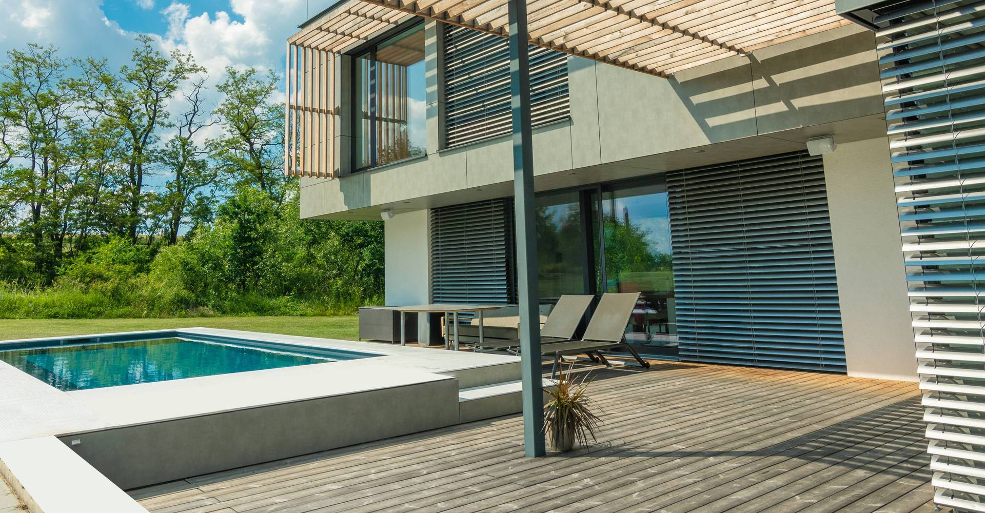 Terrasse aus Holz mit Pool