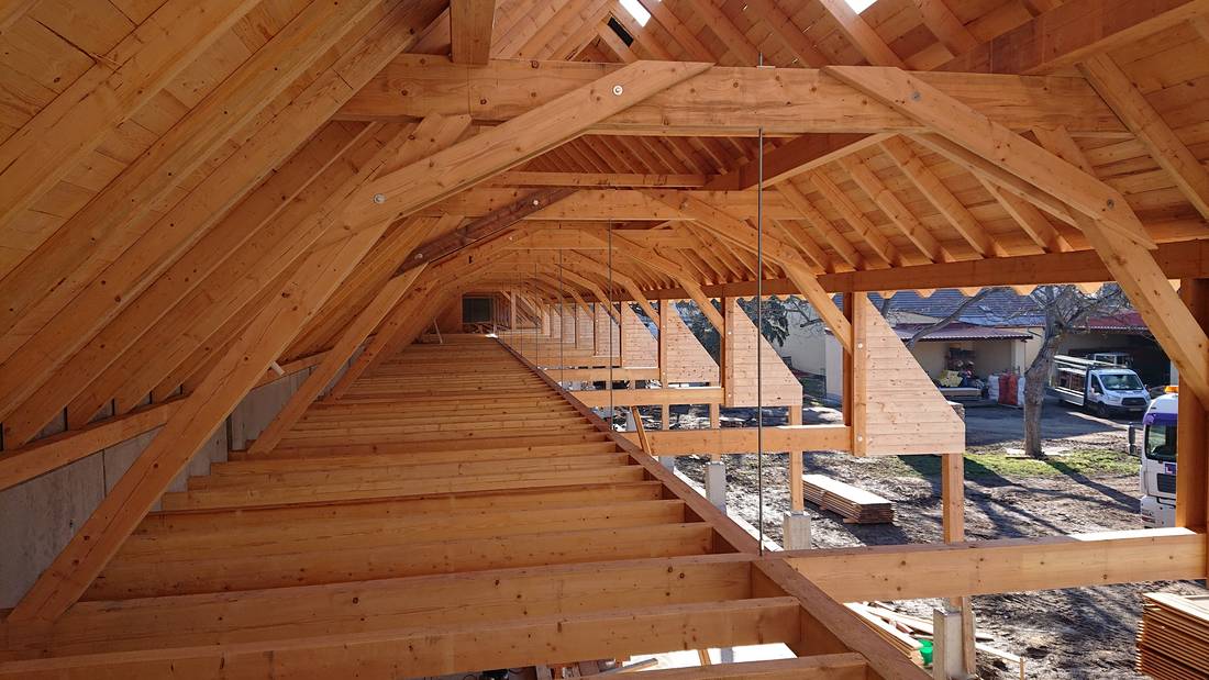 Dachkonstruktion einer Halle aus Holz