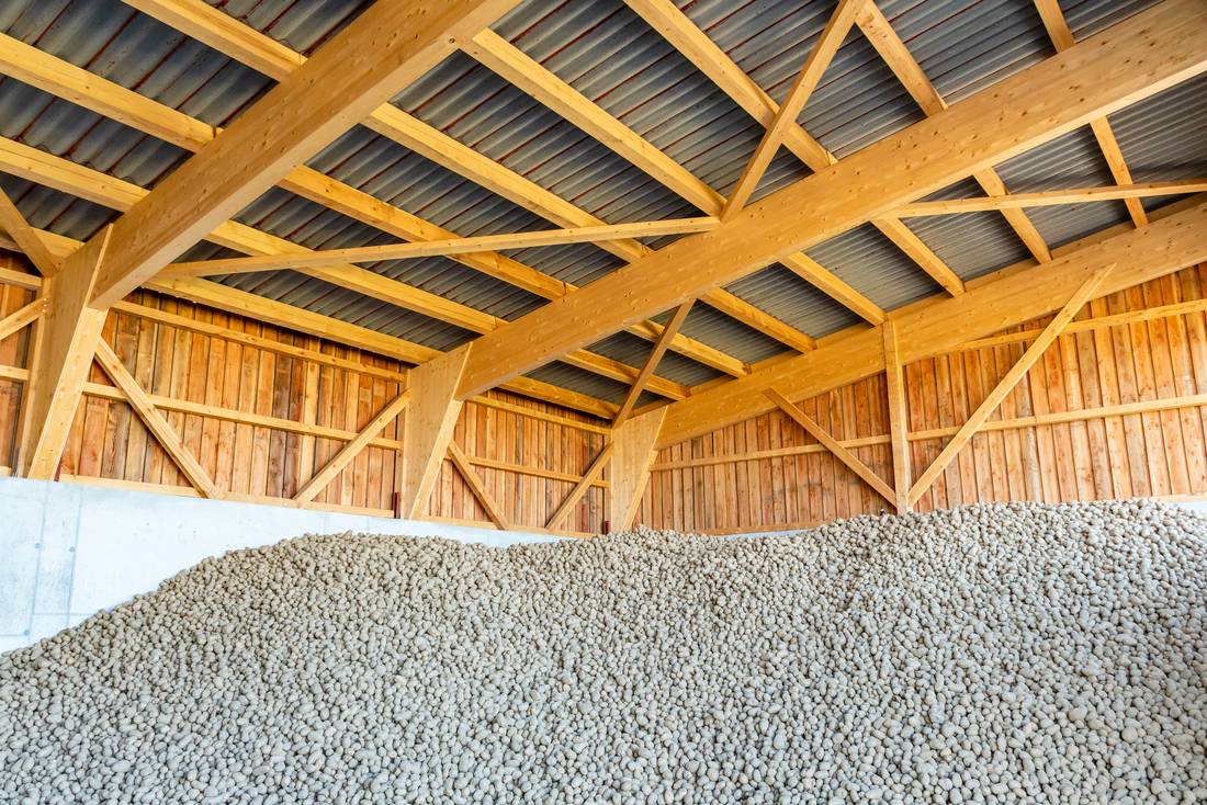Deckenkonstruktion einer landwirtschaftlichen Halle aus Holz