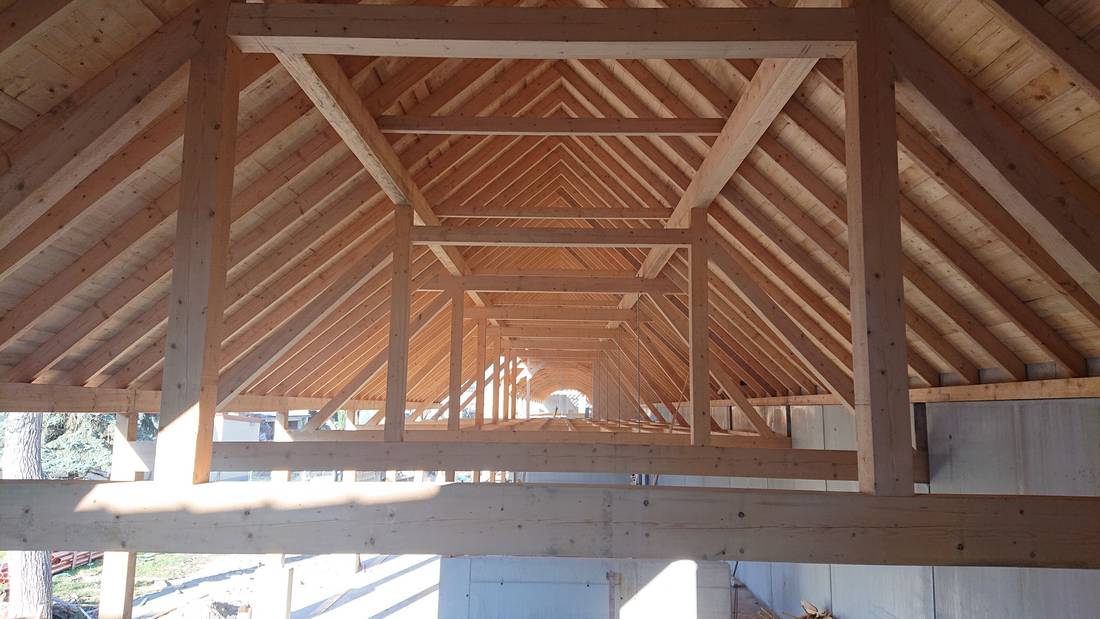 Dachkonstruktion einer Lagerhalle aus Holz