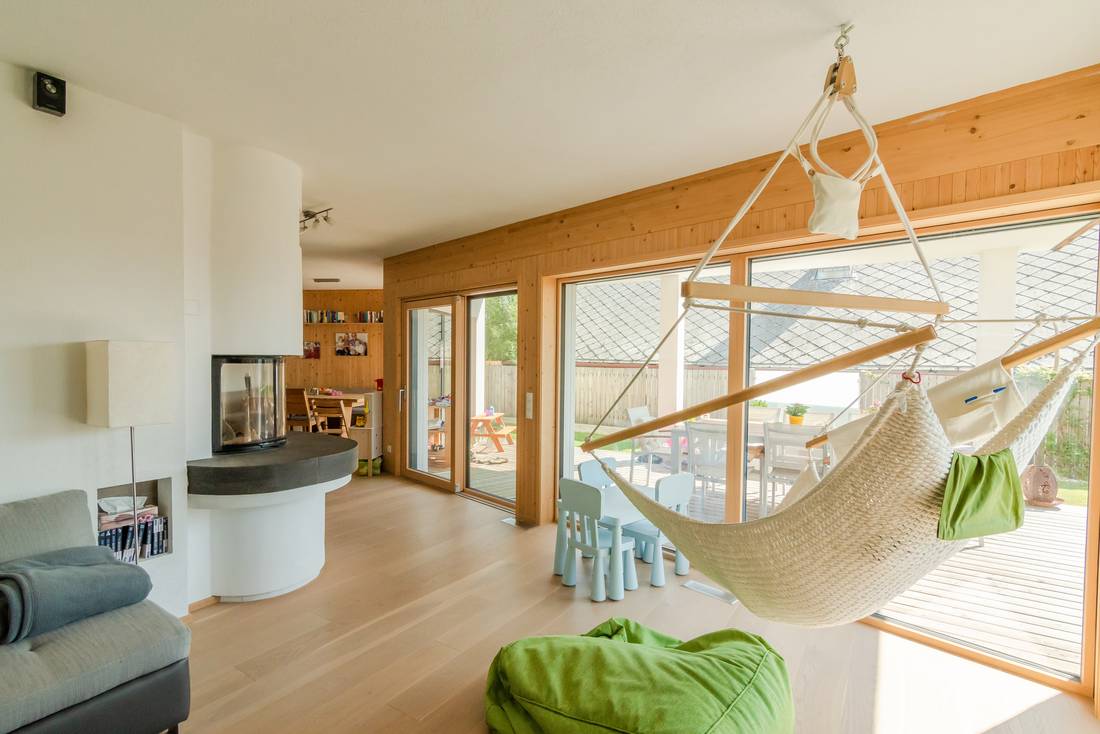 Wohnzimmer mit Fußbodenaufbau zur Verstärkung der natürlichen Eigenschaften der Holzdecke LONDEK