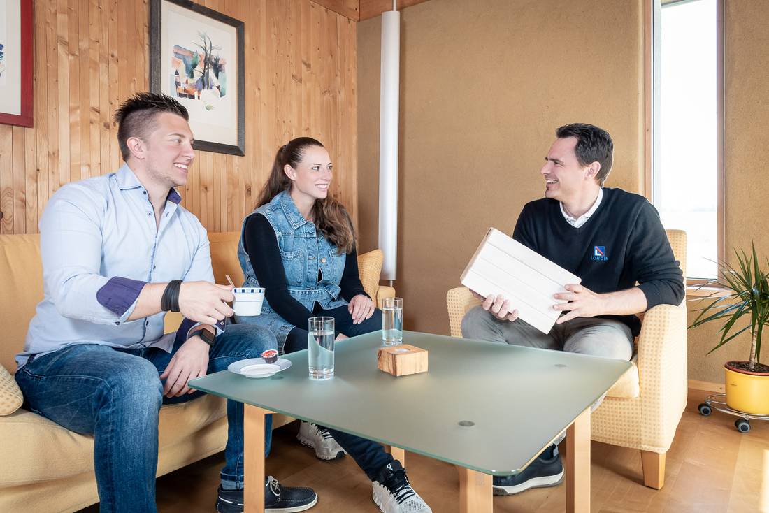 Gespräch mit Kunden wie ihr neues Holzmassivhaus gestaltet werden soll