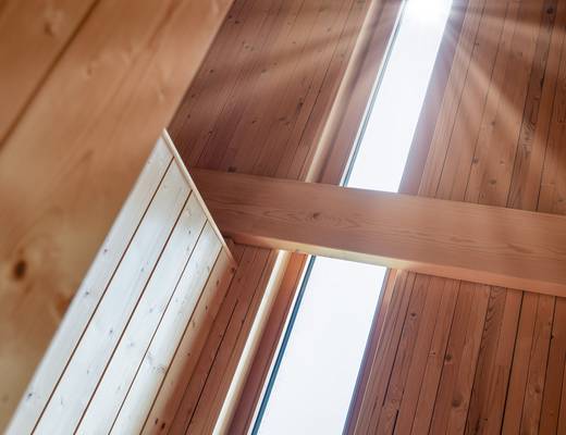 Holzmassivhaus: Brettstapelelemente mit Holzfaserdämmung und Lehmputz kombiniert